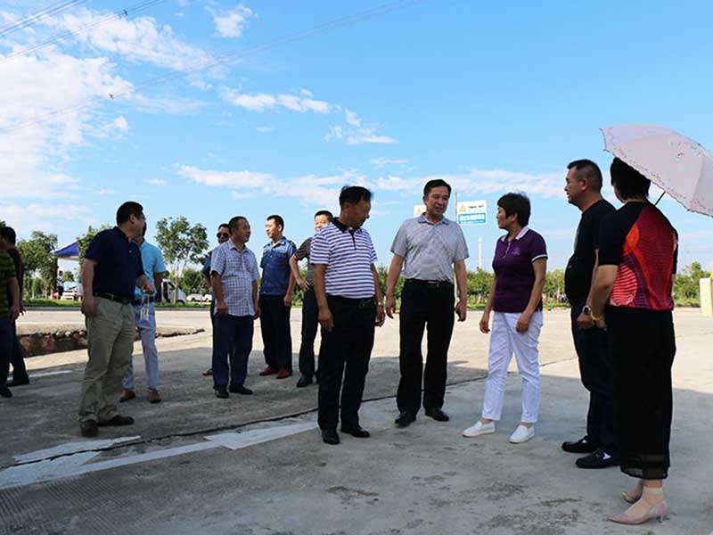 市領(lǐng)導(dǎo)來(lái)?？疾? title=